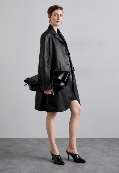 Bally Klassisk kappa / rock - black