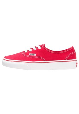 Roter Low-Top Vans Sneaker mit weißen Schnürsenkeln und weißer Gummisohle, mit Vans Logoetikett an der Seite und weißen Nähten.