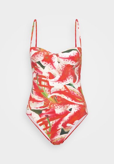 Bañador de una pieza con estampado floral rojo y blanco, que cuenta con tirantes finos, cuerpo ajustado y una textura de tela lisa y brillante.