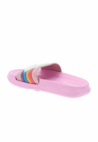 Sandal di gomma rosa con una fascia larga caratterizzata da colori arcobaleno sovrapposti—viola, blu, arancione e rosa—suoletta testurizzata e suola piatta.