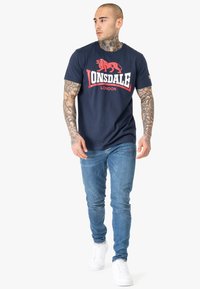 Lonsdale Marškinėliai su spaudiniu - navy red white