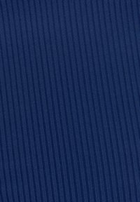 Navy sininen kangas, jossa on hienoja pystysuoria raitoja, sileä rakenne ja yhtenäinen kuvio. Materiaali näyttää pehmeältä ja kestävältä.