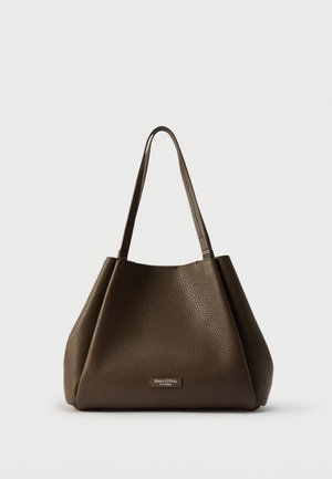 Sac à main en cuir marron texturé avec deux bandoulières et une petite plaque métallique logo au centre avant.