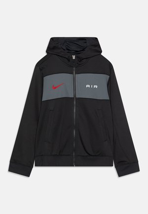 Zwarte hoodie met ritssluiting en capuchon, grijs borstpaneel met rode Nike swoosh en witte "AIR" tekst, en zakken aan de voorkant.