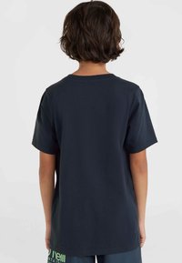 Marinblå t-shirt i bomull med kort ärm och rund halsringning, med en slät baksida utan mönster eller design.