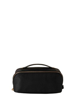 Trousse de toilette rectangulaire noire avec surface texturée, fermeture éclair dorée et poignée supérieure sur fond blanc.