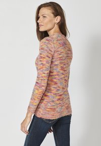 Maglione multicolore con una texture morbida, caratterizzato da una miscela di tonalità rosa, giallo e viola, maniche lunghe e orlo posteriore leggermente allungato.