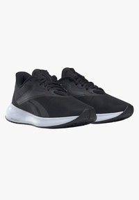 Zapatillas deportivas negras con parte superior de malla, acentos tonales y una entresuela blanca con suela de goma texturizada para mayor tracción.
