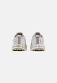 Scarpe sportive con tomaia in rete di colore grigio chiaro, accentuate da una striscia viola e una suola a motivo mimetico. Presentano un collo imbottito e dettagli verdi.