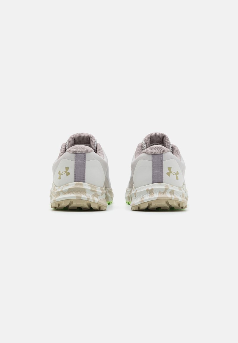 Scarpe sportive con tomaia in rete di colore grigio chiaro, accentuate da una striscia viola e una suola a motivo mimetico. Presentano un collo imbottito e dettagli verdi.