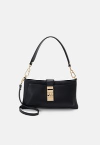 Borsa a mano in pelle nera con una forma strutturata. Presenta un clasp d'oro e dettagli metallici, una maniglia corta e una tracolla rimovibile.