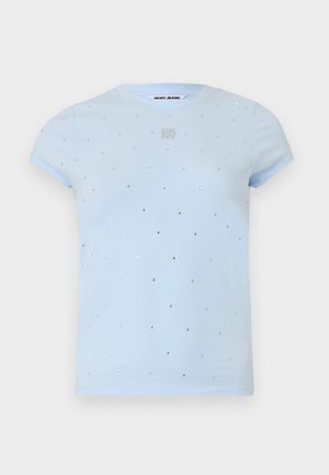 Helles blaues T-Shirt mit kurzen Ärmeln aus weichem Baumwollmaterial, das mit silbernen Pailletten übersät ist und ein kleines silbernes Logo auf der Vorderseite trägt.
