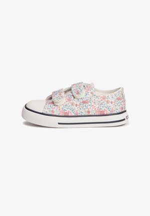 Børnesneaker med lavt snit, hvid gummisål, to velcrolukninger og øverdel af rosa, blå og hvidt blomstret stof.