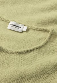Hellgrüner, gestrickter Pullover mit Rundhalsausschnitt, der eine weiche Textur aufweist und mit dem Markenetikett von hessnatur versehen ist. Größe S.