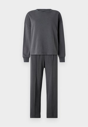 Ensemble composé d'un sweat-shirt gris et d'un pantalon assorti. Fabriqué en tissu tricoté, il possède un col rond, des manches longues et une coupe droite. Texture douce.