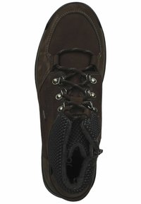 Bota exterior de cuero marrón con forro de malla negra, puntera redonda, cuello acolchado, ojales de metal y cordones oscuros. Superficie texturizada con detalles de costura.