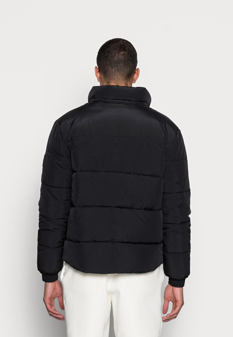 Herren Leichte Jacken | Calvin Klein Jeans DOWN HOODED PUFFER Winterjacke black/schwarz - JD53975 Herren Leichte Jacken | Calvin Klein Jeans DOWN HOODED PUFFER Winterjacke black/schwarz - JD53975