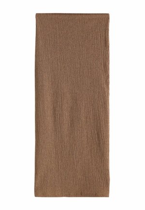 Téglalap alakú barna szövet gyűrött textúrával, egyenletesen szétterítve fehér háttéren.