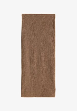 Téglalap alakú barna szövet gyűrött textúrával, egyenletesen szétterítve fehér háttéren.