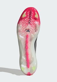 Πάτος ποδοσφαιρικού παπουτσιού με ροζ και λευκό διαβάθμιση, μαύρο κείμενο «PREDATOR», καρφιά σε σχήμα βέλους και λογότυπο Adidas στο κέντρο.