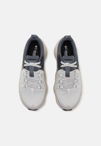 Adidași atletici gri deschis cu un superior din plasă texturată, accente gri închis și șireturi albe. Talpă din cauciuc și călcâi întărit pentru stabilitate.