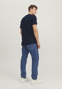 Jack & Jones EBASHER O-NECK SS - Paprasti marškinėliai - navy blazer