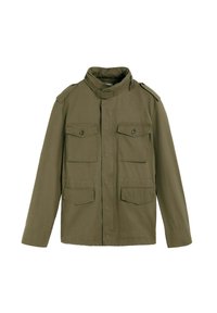 Oliven grøn militærinspireret jakke med fire frontlommer med klap, stående krave med spænde og skulderstropper.