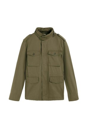 Oliven grøn militærinspireret jakke med fire frontlommer med klap, stående krave med spænde og skulderstropper.