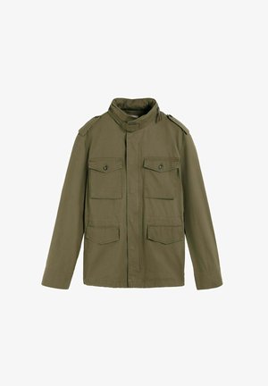 Oliven grøn militærinspireret jakke med fire frontlommer med klap, stående krave med spænde og skulderstropper.