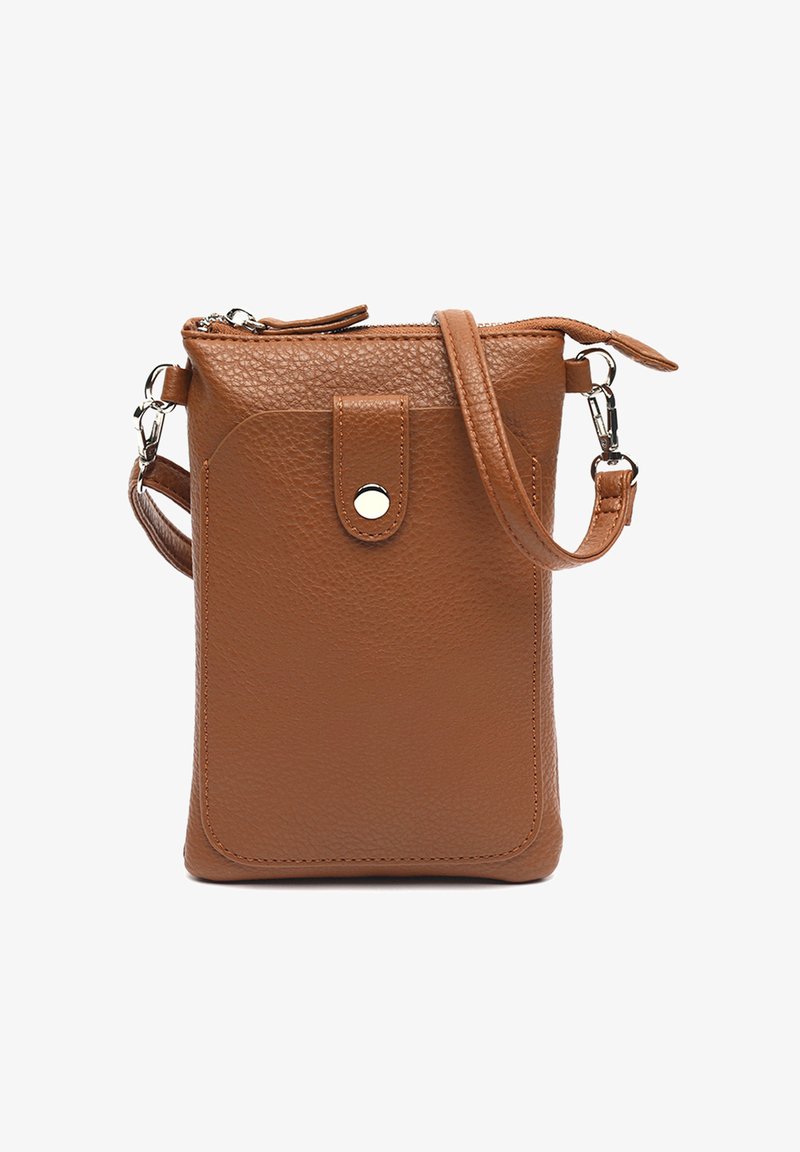 Brązowa skórzana torba na ramię z teksturowaną powierzchnią, zamek błyskawiczny u góry oraz przednia klapa z zapięciem na nap. Posiada regulowany pasek.