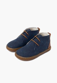 Stivali alla caviglia in suede blu navy con dettagli in pizzo marrone e suola in gomma marrone a contrasto. Presentano una tomaia testurizzata e dettagli cuciti.