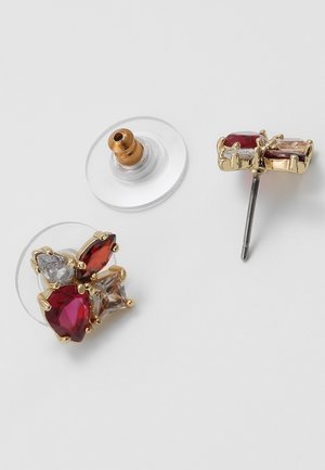 Gouden oorstekers met vier edelsteenvormen in rood, helder, oranje en champagne, elk gezet op een transparante ronde achterkant.