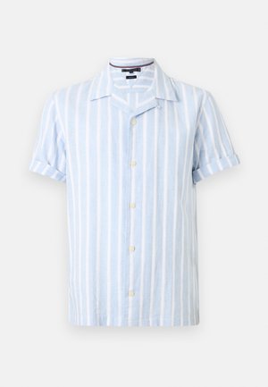 Camicia azzurra a maniche corte con bottoni, strisce verticali bianche e colletto appuntito.