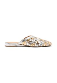 Mule metallici slip-on con strisce intrecciate oro e argento, tacco piatto, punta appuntita e interno in pelle liscia.