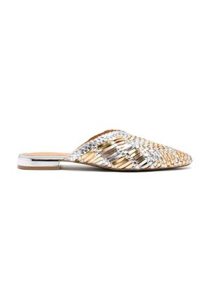Mule metallici slip-on con strisce intrecciate oro e argento, tacco piatto, punta appuntita e interno in pelle liscia.