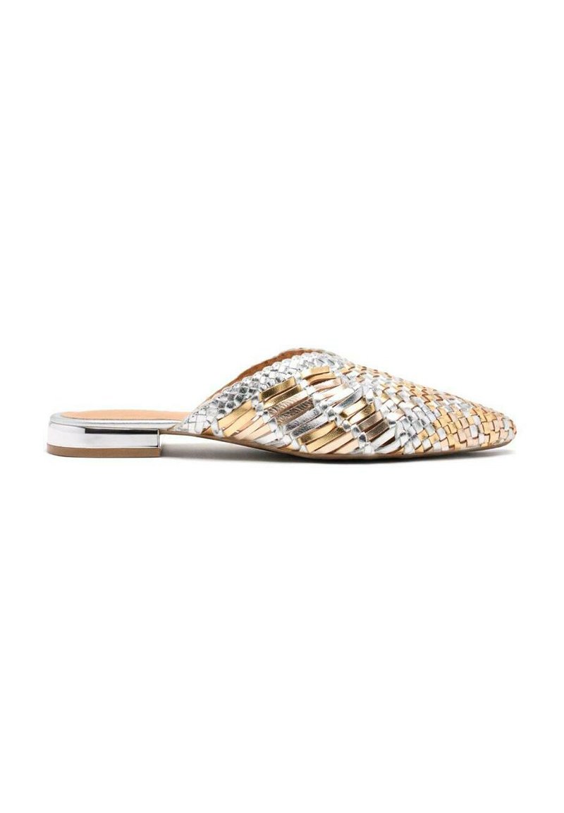 Mule metallici slip-on con strisce intrecciate oro e argento, tacco piatto, punta appuntita e interno in pelle liscia.
