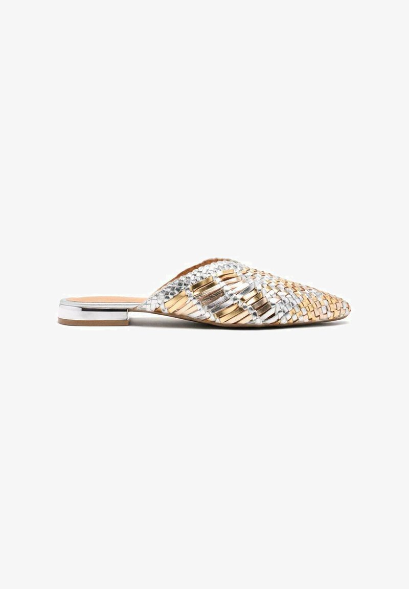 Mule metallici slip-on con strisce intrecciate oro e argento, tacco piatto, punta appuntita e interno in pelle liscia.