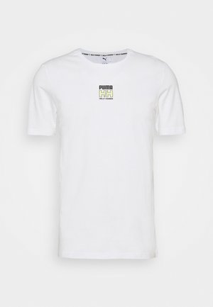 Hvid bomulds T-shirt med korte ærmer, rund halsudskæring og et firkantet logo i sort og grøn på brystet. Blød tekstur.