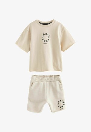 Beiges T-Shirt mit kurzen Ärmeln und Shorts mit elastischem Bund, beide mit schwarzem rundem "AllSaints London"-Logo.