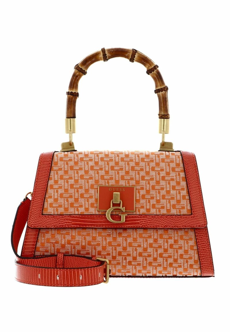 Sac à main Guess orange à motif avec poignée supérieure en bambou, ferrures dorées, fermoir logo à l'avant et bandoulière ajustable.