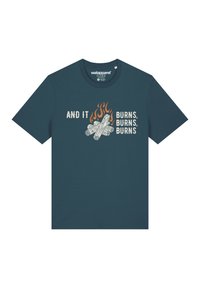 Cyaan katoenen T-shirt met een grafisch ontwerp van stammen en vlammen, met de tekst "EN HET BRANDT, BRANDT, BRANDT" in wit en oranje. Klassieke pasvorm.