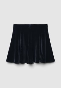 Jupe en velours noir avec une coupe évasée, dotée d'une fermeture éclair dissimulée à l'arrière, une texture lisse et une longueur jusqu'aux genoux.