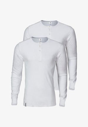 Langærmede hvide henley skjorter lavet af blød bomuld, med en rund halsudskæring, tre-knap lukning og ribbede manchetter.