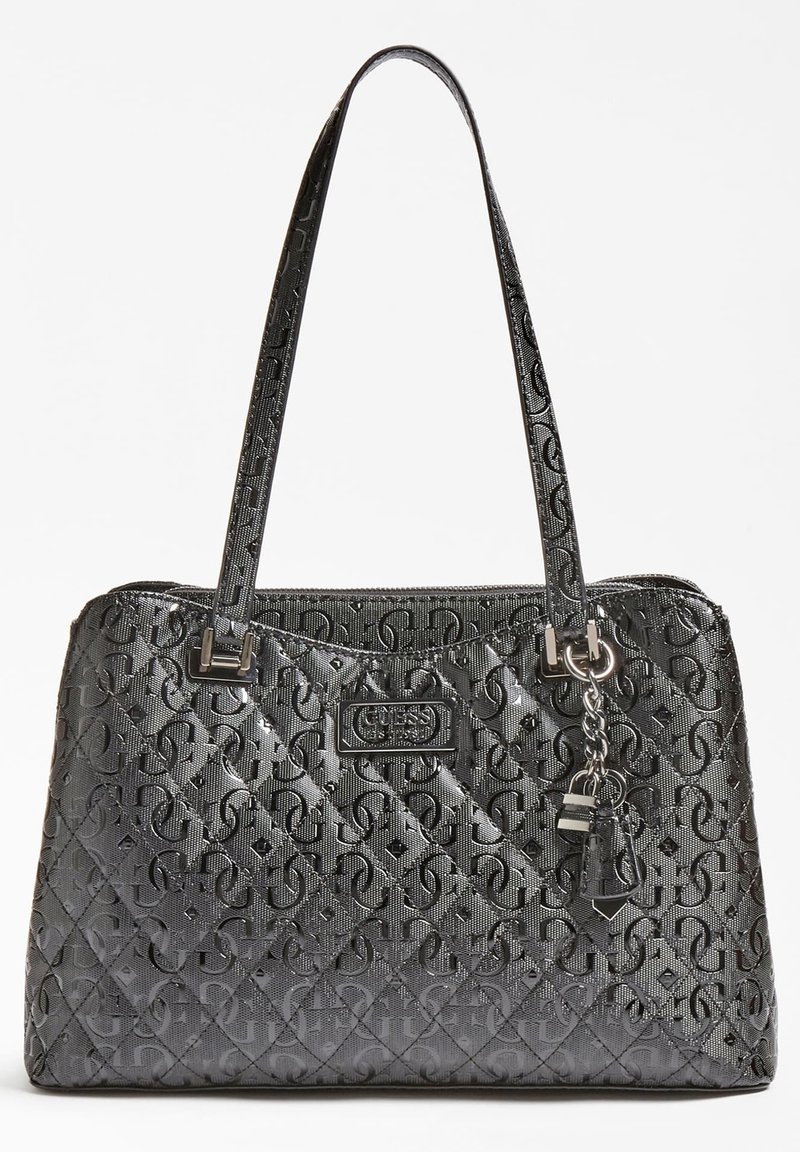 Sac à main matelassé noir avec motif de logo embossé, matériau synthétique brillant, double sangle et un charm décoratif attaché.