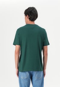 Tommy Hilfiger CHEST INSERT TEE - T-shirt imprimé - ornamental green