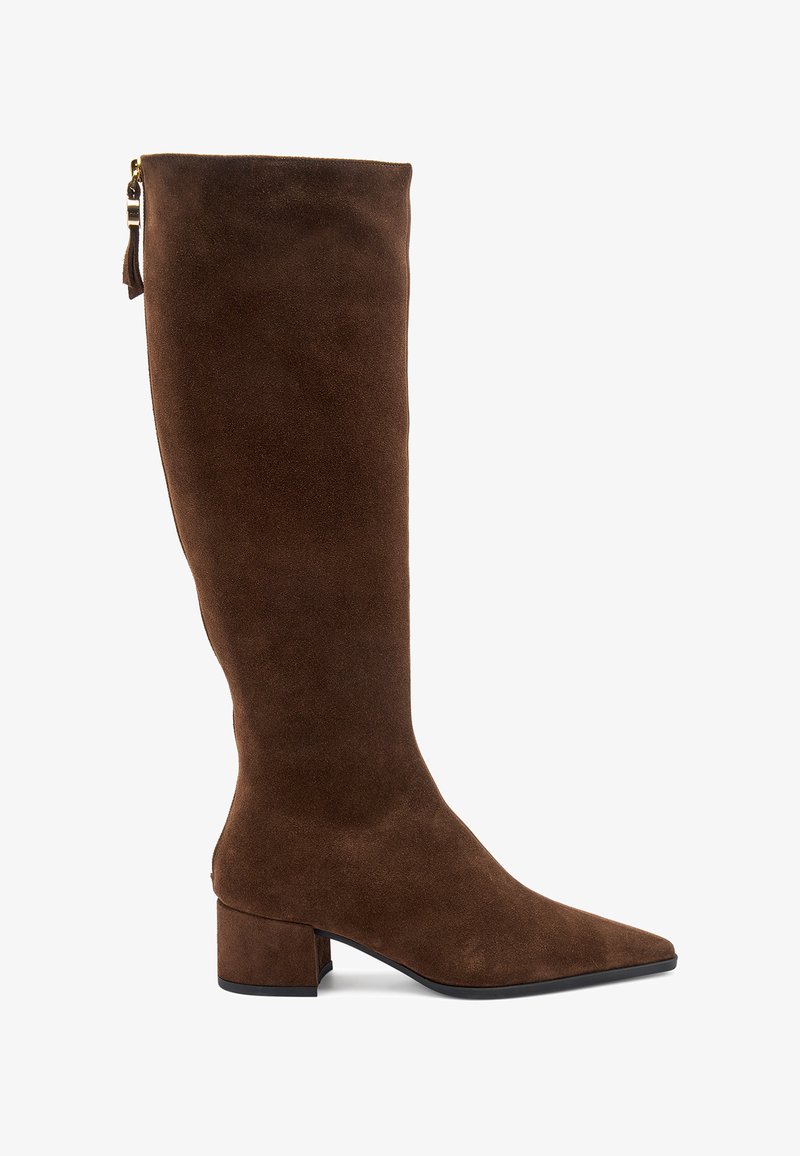 Bruine suède kniehoge laars met een spitse neus en blokhak, voorzien van een zijrits en minimale hardwareaccenten.