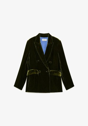 Blazer doppiopetto in velluto verde scuro. Presenta un colletto a lancia, due tasche frontali e una fodera interna blu a contrasto.