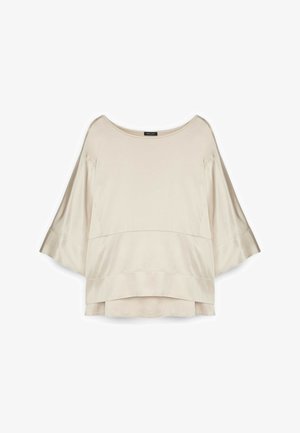 Roomkleurige satijnen blouse met brede driekwart mouwen, boothals en gelaagde zoom.