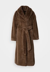 Bruine badjas van nepbont met een sjaalkraag, een ceintuur in de taille en lange mouwen. Heeft een zachte, pluche textuur en een ontwerp tot op de vloer.