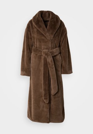 Brauner Bademantel aus Kunstpelz mit Schalkragen, Taillengürtel und langen Ärmeln. Verfügt über eine weiche, plüschige Textur und ein bodenlanges Design.